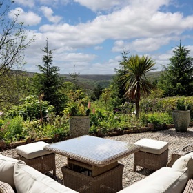 A úžasné výhledy do přírody, kterou se lze kochat hned z několika teras.