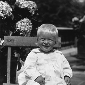 Princ Philip 1. července 1922. Tehdy mu byl rok a necelý měsíc.