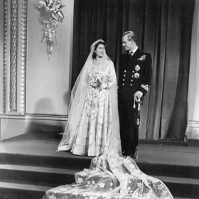 Oficiální svatební fotografie princezny Alžběty a prince Philipa, vévody z Edinburghu, byla pořízena po jejich návratu do Buckinghamského paláce.