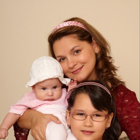 Magda Malá s dcerami chvilku po narození Terezky.