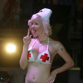 K její práci patří i různé kostýmy, jako je třeba tento, kdy se převlékla za zdravotní sestřičku.