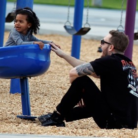 S dcerou Michaiah má krásný vztah, byť s její matkou strávil jen jedinou noc. Od té doby se s afroamerickou novinářkou v péči o dcerku střídají.