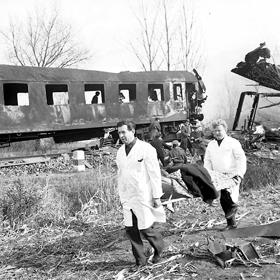 Vlakové scény (kromě těch úvodních) se natáčely v Cerhenicích na zkušebním železničním okruhu Československých drah.