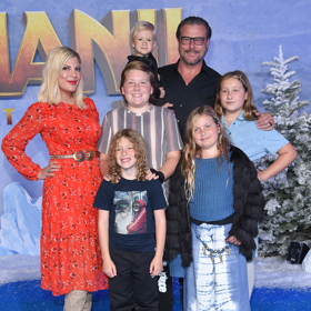 Tori Spelling je známá supermáma. Pro své děti by dýchala. Na archivním snímku s manželem Deanem McDermottem a syny Liamem (15), Finnem (9) a Beauem (5) a dcerami Stellou (14) a Hattie (10).