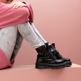 Kromě legín můžete traktorky obout ke korzetovému topu a dole ohrnutým boyfriend džínům. Vyniknou ale i v kombinaci s trenčkotem či retro šaty s límečkem.