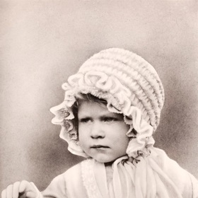 Tady už je budoucí Alžběta II. ve věku přibližně jednoho roku.