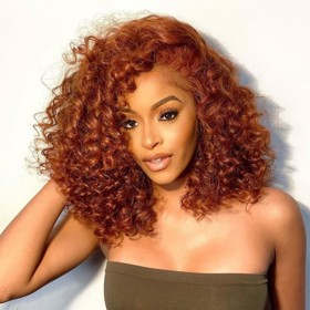 I tomuto účesu věstí Weezy mimořádný úspěch. Lehké, měkké a nenucené kudrliny budou to pravé. Pokud si netroufáte takto upravit vlastní vlasy, vyzkoušejte paruku.