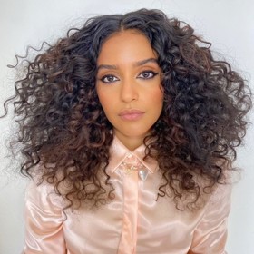 V rozporu s předpoklady trvá vlasový stylista Aaron Grenia na tom, že se přirozené účesy neztratí ani v příštím roce. "Lidé se vinou mnoha týdnů v lockdownu změnili a stejně tak jejich návyky a priority," soudí, "často tak objevují své skutečné já, což mim jiné znamená, že dají vyniknout své přirozené barvě a textuře vlasů," domnívá se Grenia.