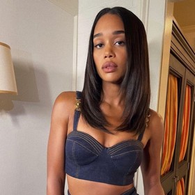 Že tento účes odněkud znáte? Ano, Jennifer Aniston jako vyšitá. Podle Bashir budou takto sestříhané vlasy kralovat roku 2022. Tento účes dodá vlasům objem, pohyb a tvar. Navíc krásně rámuje obličej.