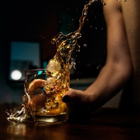 Robert Cameron radil zapíjet každé jídlo alkoholem. Z jeho brožury o hubnutí se díky tomu stal bestseller.