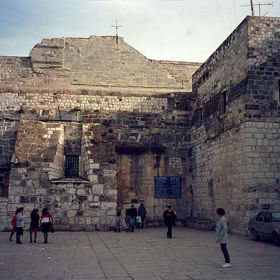 Boží hod patří mezi nejdůležitější křesťanské svátky. Oslavuje se narození Ježíše Krista. Kromě dodržování tradic lze navštívit i Chrám Narození Páně v palestinském Betlémě.