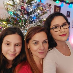 Zpěvačka Magda Malá a její dcery Magdalénka a Terezka u vánočního stromečku.