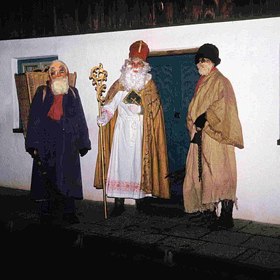 A takto vypadají naživo (jeden drží metlu, druhý řetěz).