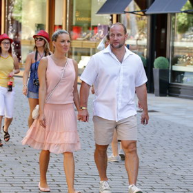 Lucie, rozená Králová, je manželkou bývalého hokejového reprezentanta Jiřího Šlégra od roku 2015. 
