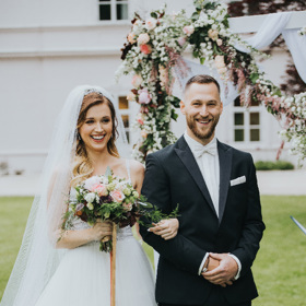 Experiment zprvu vycházel - Kadri s Andreou stanuli před oltářem a všechno bylo zalité sluncem.