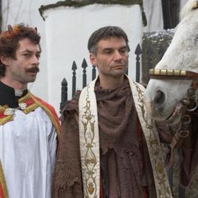 Anděl Páně: S andělem Petronelem má trpělivost už jen samotný Bůh. Když však Petronel začne kritizovat i Jeho, skončí na Zemi. Buď najde a napraví hříšníka, nebo propadne peklu.