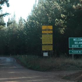 Ivan Milat (27. 12. 1944) řádil také v australském státním parku Belanglo. Cílil na bezbranné turisty, takzvané baťůžkáře.