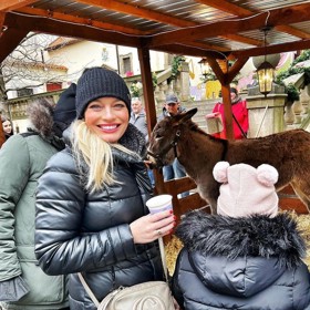 Lucie Borhyová s dcerou Lindou při toulkách adventní Prahou.
