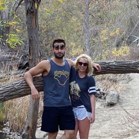 Brit chodí s fešným Samem od roku 2016. Nyní plánují svatbu a zpěvačka přiznala, že pomýšlí i na další dítě.
