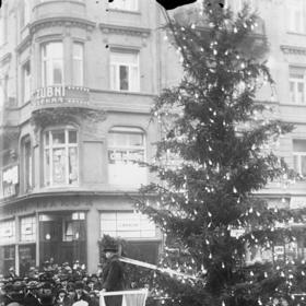V Čechách se tradice vánočního stromečku usadila na počátku 19. století. Strom na fotografii byl určen pro rodiny nezaměstnaných. 