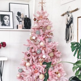 Že se růžová k Vánocům nehodí? Omyl! Letos jde o jeden z nejžhavějších trendů.
