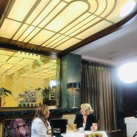 Miluška Bittnerová vybírá hosty pořadu Na kafeečko s celým týmem lidí. Soustředí se na ty, kteří zažili něco mimořádného, mají náročný život nebo zajímavý příběh. Jako třeba Miriam Chytilová.