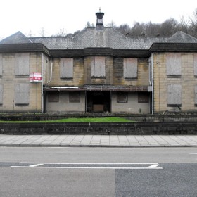 Dnes už opuštěné zdravotní středisko Abrahama Omeroda, kde měl Harold Shipman (14. 1. 1961) v 70. letech začít vraždit. Vybíral si zejména pacienty v pokročilém věku. Ideálně ty, které přesvědčil o tom, aby na něj převedli své životní pojistky.
