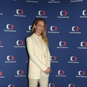 Herečka Anna Polívková rovněž vsadila na světlé odstíny, tentokrát v pánském stylu. Krémový komplet kalhot, saka a trička může působit uniformně, proto k němu herečka správně zvolila tmavě hnědé kotníkové boty.