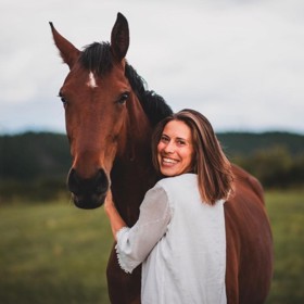 Oba milují jízdu na koni, kterou tráví hodně času.
