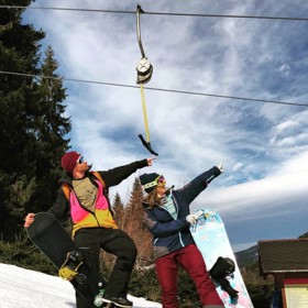 Samková je velká srandistka a pohodářka. Dokazuje to nejen ve volném čase, ale i při závodech Světového poháru, které s oblibou absolvovala s namalovaným knírkem pod nosem.
