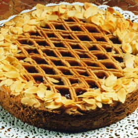 Linecké cukroví má původ v lineckém koláči. Po zjednodušení, aby vydrželo déle, zůstalo oběma sladkostem společného jen málo. Třeba marmeláda a otvory na horní části.