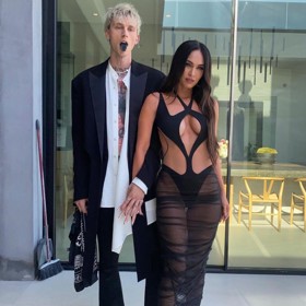 Megan v šatech Mugler, botách Jimmy Choo a manikúrou korespondující s partnerovým lookem.