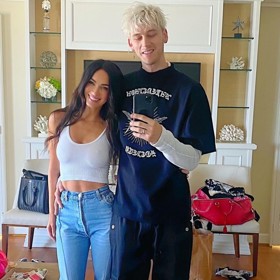 23. dubna 2021 - Proklatě jednoduchým, a přitom sexy outfitem se Megan pochlubila na Instagramu. Bezešvý top doplnila džínami s vysokým pasem.