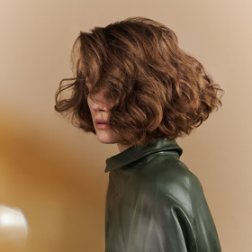 Glamour účes vytvoříte pomocí kulatého kartáče.