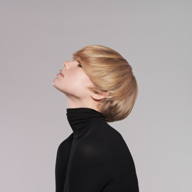 Krátký sestřih vlasů podtrhuje tzv. countouring – jemné zesvětlení pramenů v oblasti kolem obličeje, které rozzáří tvář i vlasy.