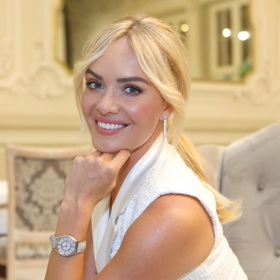 Křehkost a něžnost je Táninou nejsilnější stránkou. Dobře ví, že je to sázka na jistotu. Ráda proto obléká bílou barvu, a pokud sepne vlasy do lehkého culíku, jako v tomto případě, působí elegantně i ve vysoké společnosti. Vepředu nechává zvlněné vlasy volně splývat kolem obličeje. Líčení je minimalistické a důraz je kladen na přirozenost.