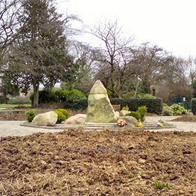 V londýnském Hyde parku je památník věnovaný pacientům Harolda Shipmana. Oficiálně zabil 215 lidí...