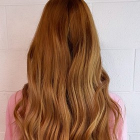 Zrzka odvedle - Tato barva vás vrátí o pár let zpátky do doby, kdy jste studovaly střední školu a prožívaly první lásky. Bledě jahodový odstín se podle Papanikolase skvěle hodí pro přírodní blondýnky či zrzky.
