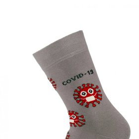 Možná nejžhavější trend posledních bezmála dvou let, aneb ponožky Benami Koronavir za 179 Kč.