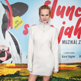 Komička Iva Pazderková oblékla na tiskovou konferenci k novému muzikálu Slunce, seno, jahody vlněné krémové minišaty. Ačkoli nemají výstřih, jejich délka mužské pohledy stoprocentně upoutá. Kozačky netypického tvaru mohou připomínat holiny a model příjemně ozvláštní.