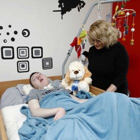 Miluška Bittnerová strávila u Adámkovy rodiny dvě hodiny. Chlapec během nich odpočíval.