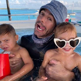 S tátou a mámou si dvojčata užijí spoustu legrace. Často společně vyrážejí na jachtě na moře, kde mají klid od fanoušků.
