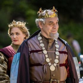 Pohádkového krále si v pohádce Jak si nevzít princeznu zahrál Miroslav Táborský, královnu zase německá herečka Sonsee Neu, která debutovala v německé verzi Titaniku.