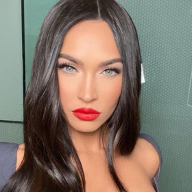 Půlnoční bruneta - "Téměř černé vlasy, jako má Megan Fox, se příští rok stanou velkým hitem. A to z prostého důvodu. Pokaždé totiž vypadají jinak. Jednou se mohou jevit jako černé, jindy jako hnědé. Záleží na světle. Skvěle se hodí pro ty, kdo vždy toužili po tmavé barvě a nemohli se rozhodnout," tvrdí Lee.