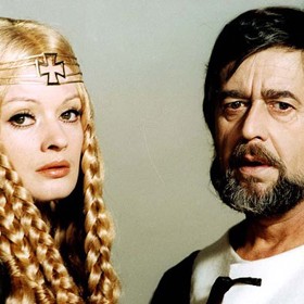 Tvůrcům muzikálu Noc na Karlštejně se podařilo během natáčení poškodit výzdobu kaple sv. Kříže. Zapálili svíčky, které byly jenom na ozdobu.