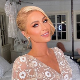 Luxusní blond - Tento krémový odstín blond, kterým se na své listopadové svatbě pochlubila Paris Hilton, je prostě sexy. "Blond základ s melírem ve stejné barvě bude jedním z nejvýraznějších trendů příštího roku," slibuje Lee.