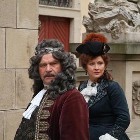 A není se čemu divit. Některé kostýmy vážily až sedm kilo. Pokud navlhly, byly ještě těžší. Pohádka Peklo s princeznou by se možná měla jmenovat Peklo s kostýmy.