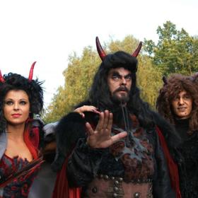 Princeznin otec král Leopold si proto vymyslí, že se o jeho dceru uchází sám Lucifer. Zalekne se toho princ Jeroným?