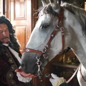 V pohádce Peklo s princeznou musel kůň nosit speciální návleky, aby na zámku Frýdlant nepoškodil historickou podlahu.