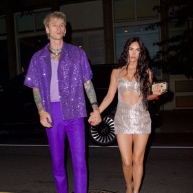 12. září 2021 - Na dvojrande s kamarády Kourtney Kardashian a Travisem Barkerem oblékl Kelly fialový oblek Valentino Haute Couture, zatímco Megan se představila v minišatech Dolce&Gabbana.